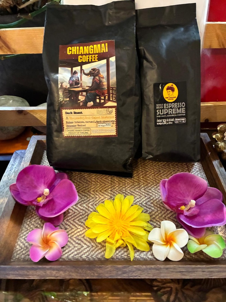 Sachets Chiangmai Coffee et Doi Chaang Coffee présentés sur un plateau décoré de fleurs.