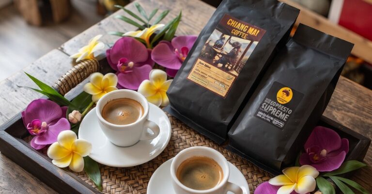 Deux cafés servis sur un plateau fleuri, avec des sachets de café thaïlandais et le nom BAN SUAN THAI GARDEN.